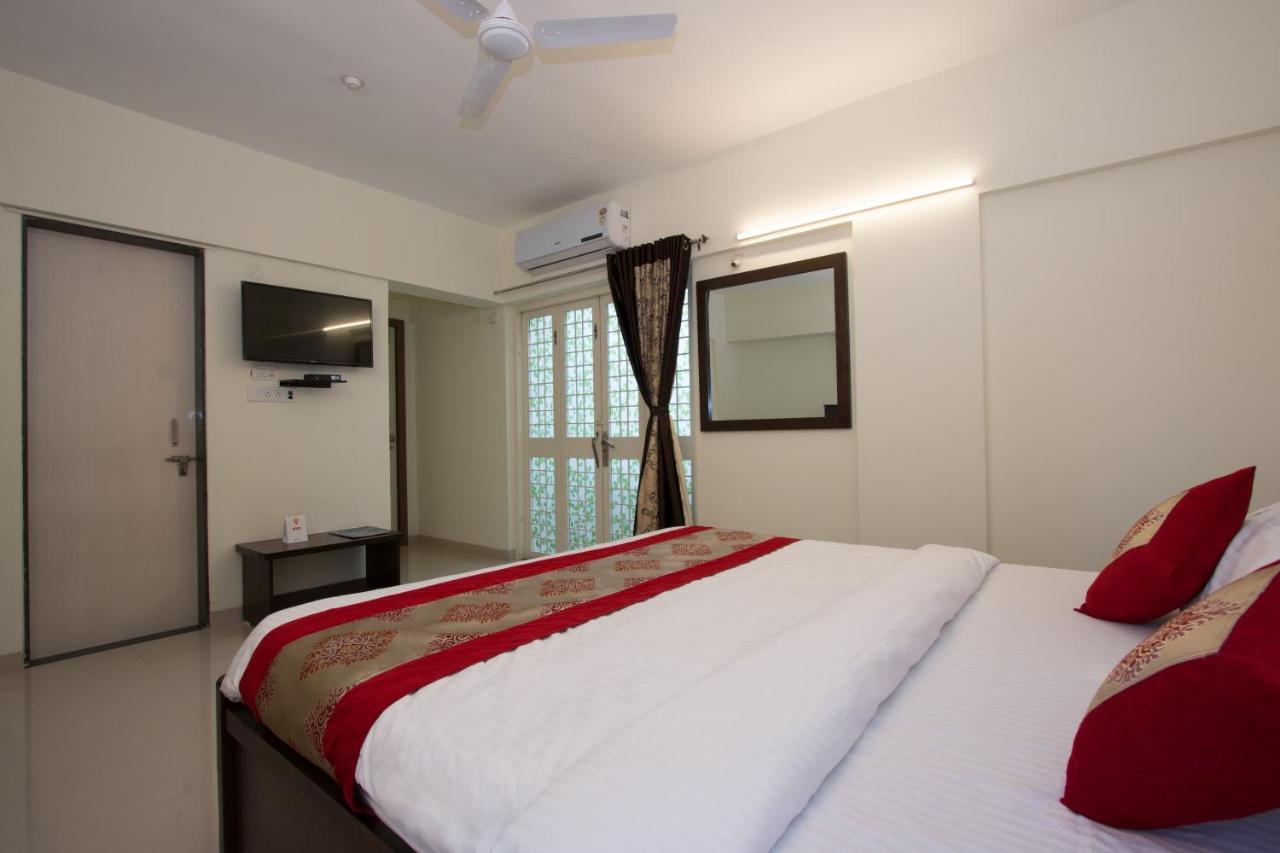 Oyo 9052 Leisurely Abode Hotel Khadki Buitenkant foto