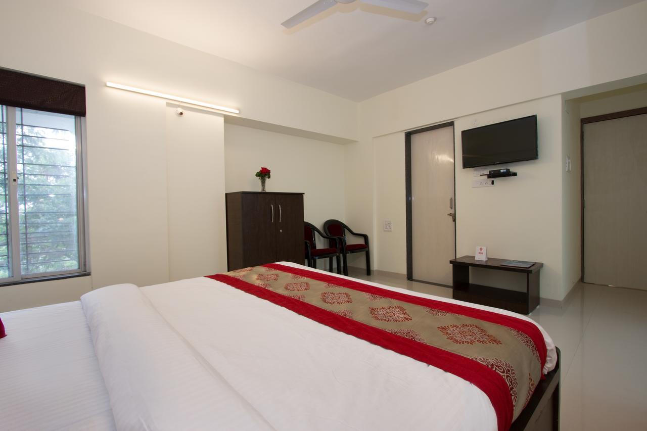 Oyo 9052 Leisurely Abode Hotel Khadki Buitenkant foto